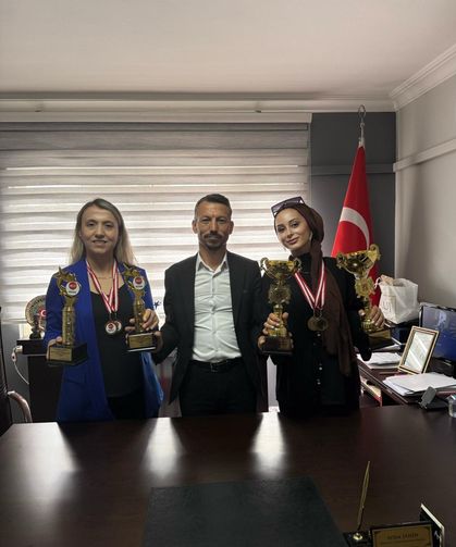 Manisalı kuaförler Antalya'dan 4 kupayla döndü