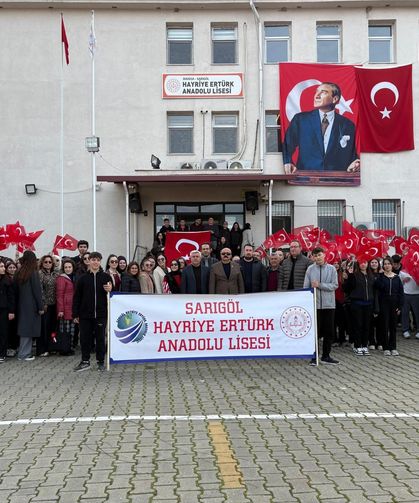 Sarıgöl’de öğrencilerden bayrağa anlamlı sahiplenme