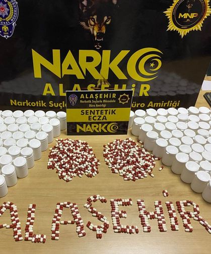 Alaşehir'de araçta binlerce sentetik ecza ele geçti: 2 tutuklama