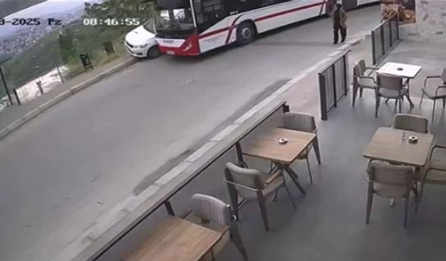 ESHOT otobüsü, park halindeki otomobile çarptı
