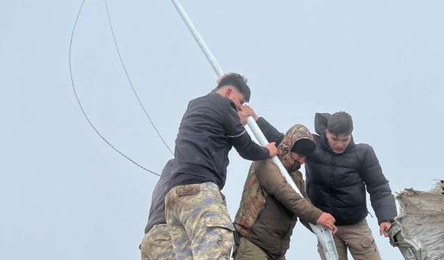 Soma'nın zirvesinde Türk bayrağını dalgalandırdılar
