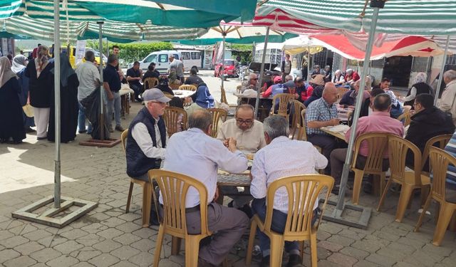 Gördes sanayi sitesi esnafı 5 bin kişilik yemek hayrı yaptı