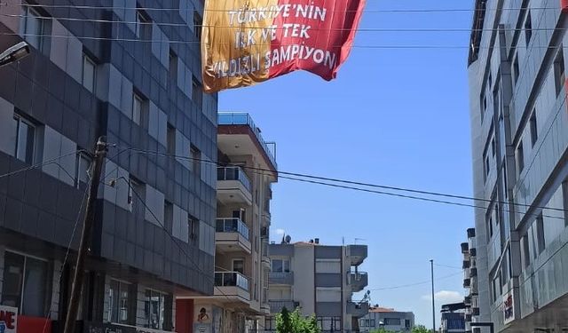 Salihli'de caddelere Galatasaray bayrakları asıldı