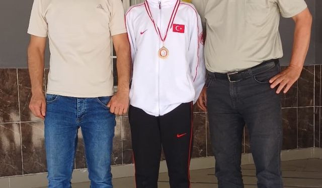 İlk kez giydiği milli formayla 5. oldu okulu tarafından ödüllendirildi