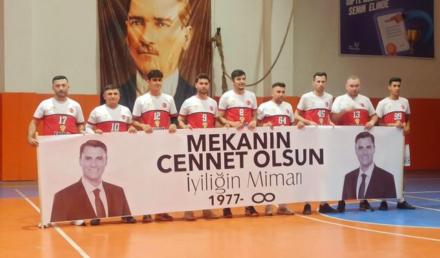 Voleybol maçı öncesi Ferdi Zeyrek anıldı