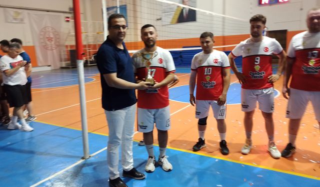 Kaymakamlık Voleybol Turnuvası’nın Şampiyonu Zanbak Tarım oldu