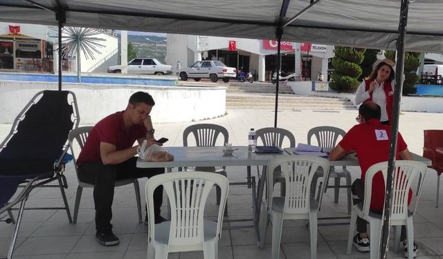 Selendili vatandaşlar kan bağışına yoğun ilgi gösterdi