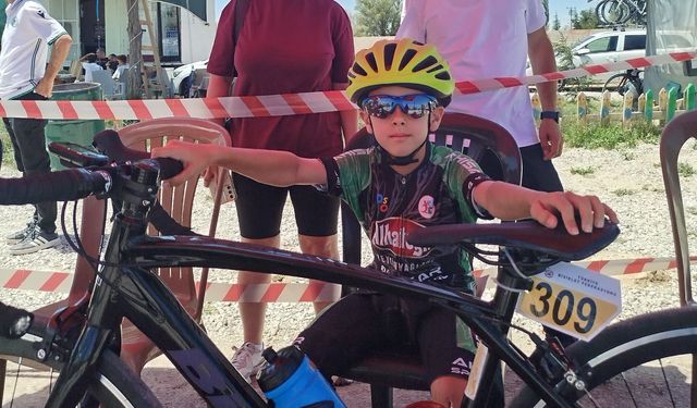 Akhisarlı pedallar Türkiye Şampiyonası’nda madalyaları kaptı