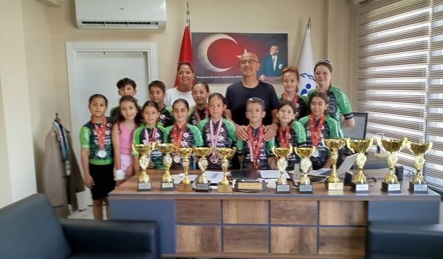 Başarılı bisikletçilerden ilçe müdürüne ziyaret