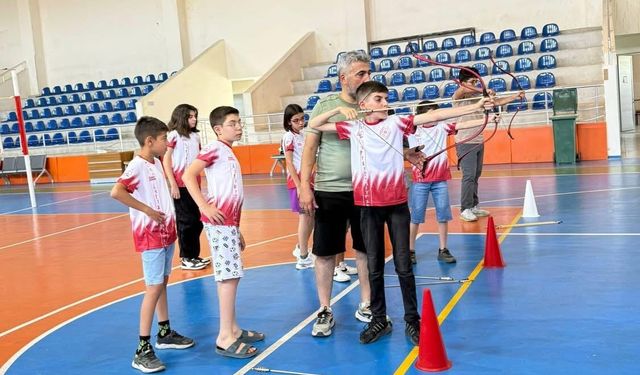 Sarıgöl'de ilk kez okçuluk kursu açıldı