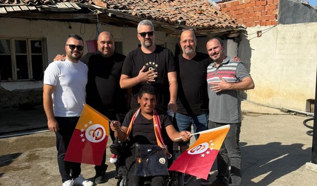 Salihli’deki Galatasaraylı taraftarlar, engelli genci sevindirdi