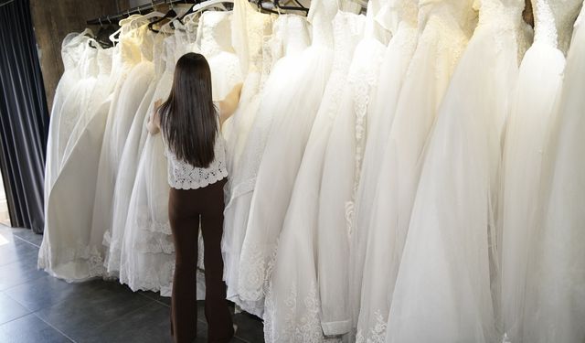 Yunusemre Belediyesinin gelinlik mağazası hizmeti sürüyor