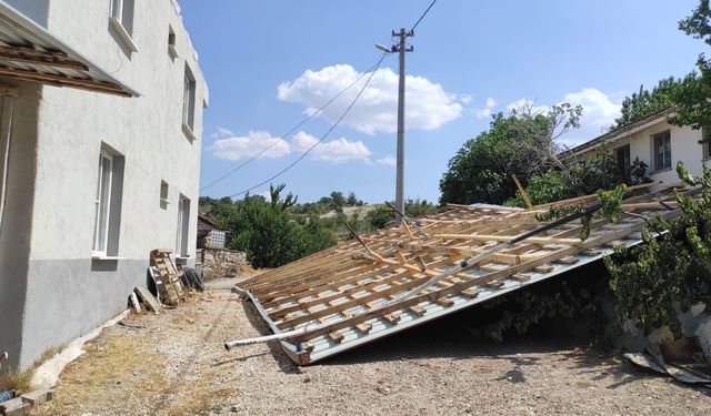 Selendi’de fırtına çatıları uçurdu