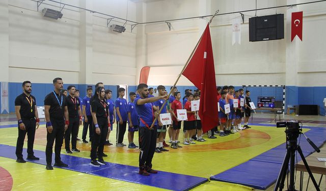 Anadolu Yıldızlar Ligi Türkiye Güreş Şampiyonası Kula'da başladı