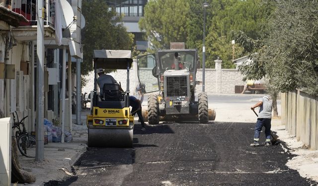 Yunusemre Belediyesinden 50. Yıl Mahallesi’nde asfalt çalışması