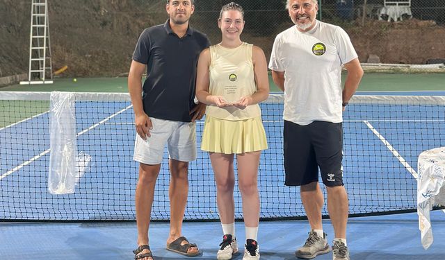Tenis turnuvasında şampiyon olanlar halıyı kaptı