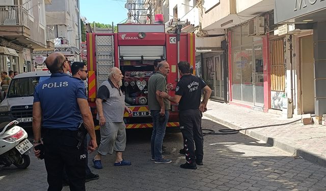 Turgutlu'da çıkan yangında 2 muhabbet kuşu telef oldu