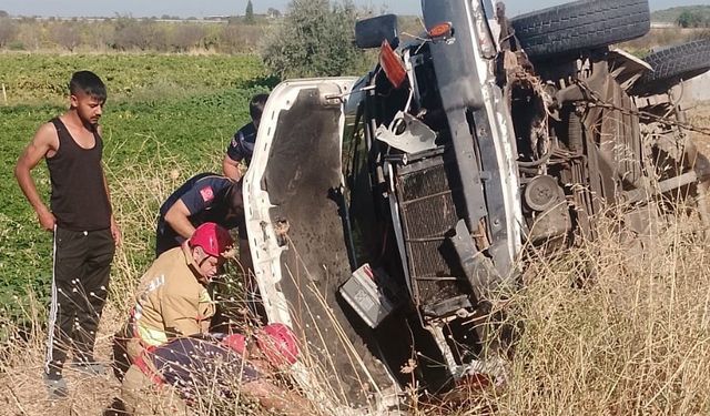 Turgutlu'da kamyonet takla attı: 2 yaralı