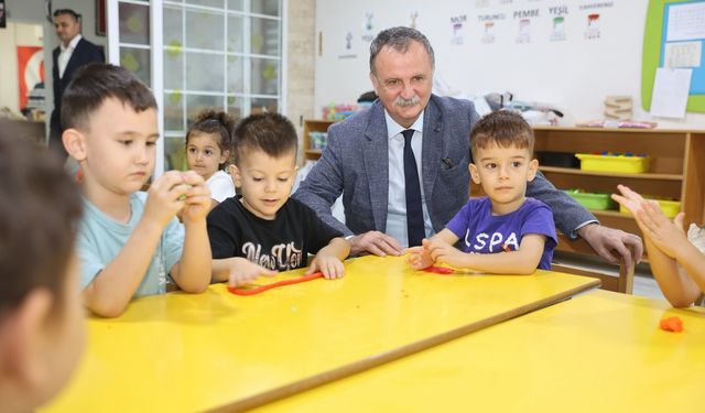 Başkan Balaban miniklerin ilk ders heyecanına ortak oldu