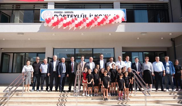 Sarıgöl'ün en büyük okulu yeni binasında ilk törenini yaptı