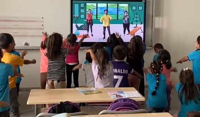 Köy okulunda akıllı tahta sevinci