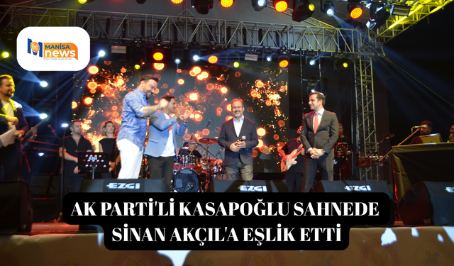AK Parti'li Kasapoğlu sahnede Sinan Akçıl'a eşlik etti