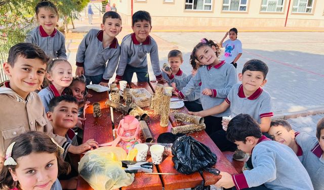 Minik ellerden sokak hayvanlarına sevgi dolu yiyecekler