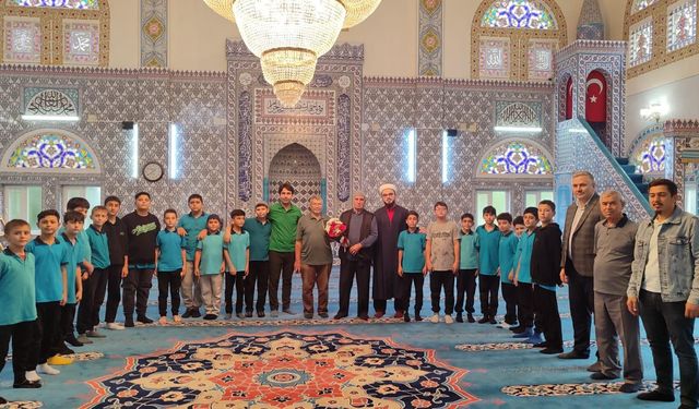 Sarıgöl'de öğrencilerden din görevlilerine çiçekli teşekkür