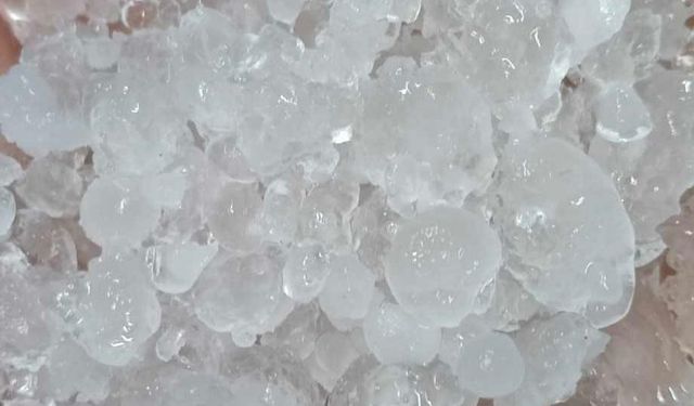 Manisa'da ceviz büyüklüğünde dolu yağdı