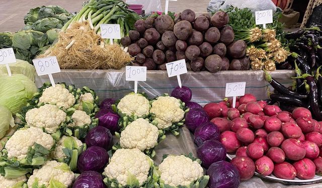 Sarıgöl Pazarı ata tohumlu sebzelerle renklendi