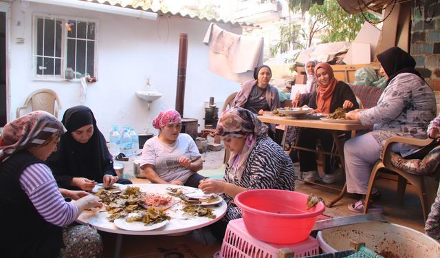 Turgutlulu kadınlar Gazze'ye destek için sarma sarıyor