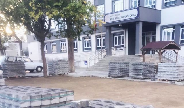 Okul bahçesine parke döşenmeye başladı