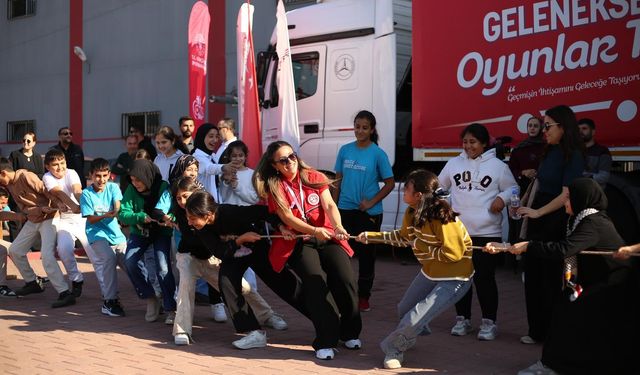 Bir tır dolusu mutluluk Manisa’ya geliyor