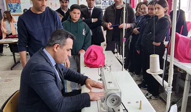 Kaymakam Dalak öğrencilerle dikiş dikip çapa yaptı