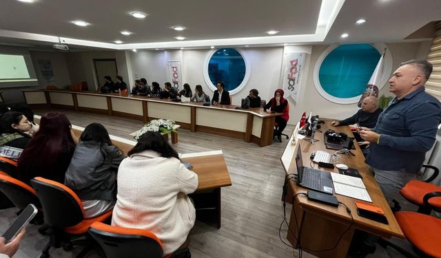 Salihli'de üniversite öğrencilerine mobil fotoğraf eğitimi