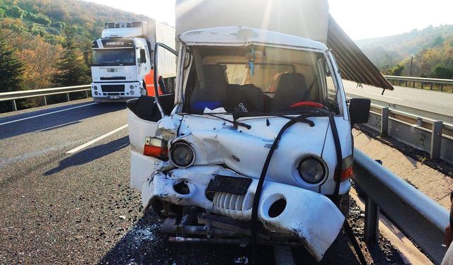 Kırkağaç’ta kamyonet ile tır çarpıştı: 1 yaralı
