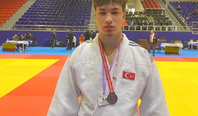 Eğitimle sporu birleştirdi, Türkiye ikinciliğine ulaştı