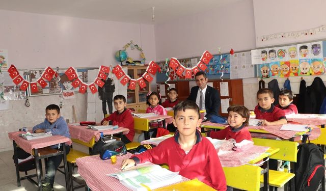 Kaymakam Yıldız, öğrencilerle ders işledi