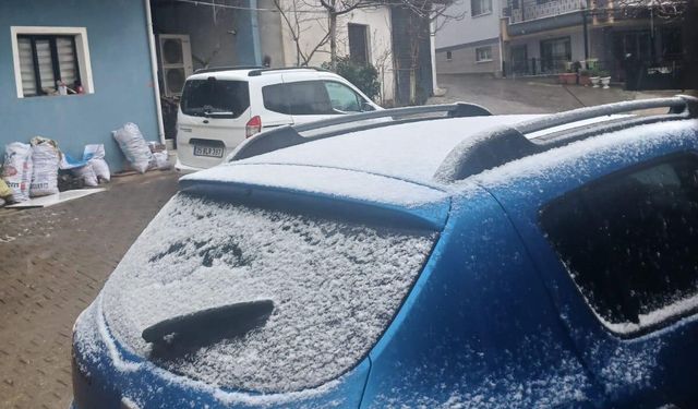 Sarıgöl’ün yüksek kesimlerine kısa süreli kar yağdı