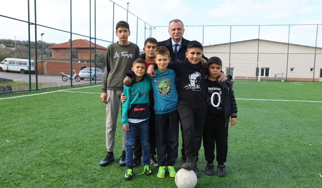 Başkan Balaban maç yapan çocukların eğlencesine ortak oldu