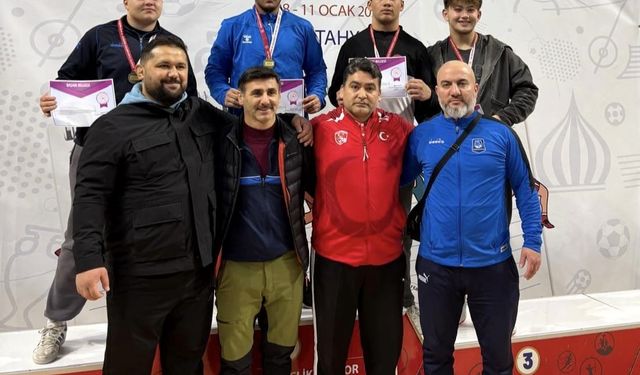 Yunusemre Belediyesporlu güreşçiler Kütahya'dan üç madalyayla döndü