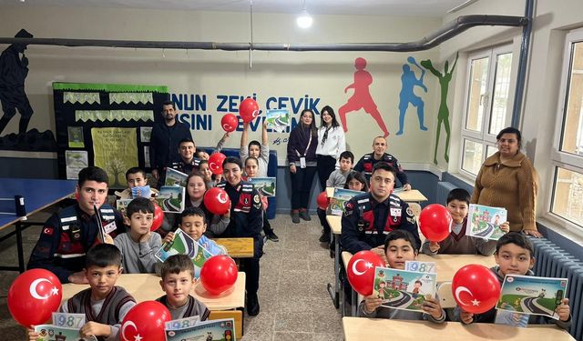 Salihli’de minik öğrenciler jandarmayı yakından tanıdı