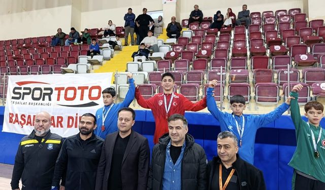 Kendinden iki yaş büyüklerle mücadele edip zirveye çıktı