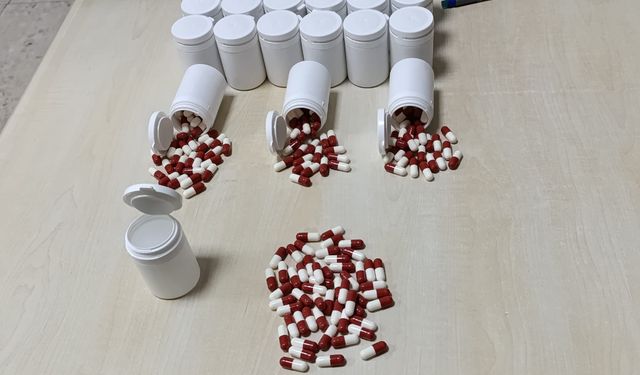 Şüphelilerin çantasından bin 163 uyuşturucu hap çıktı