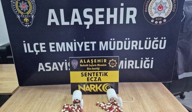 Aracında sentetik haplarla yakalanan genç tutuklandı