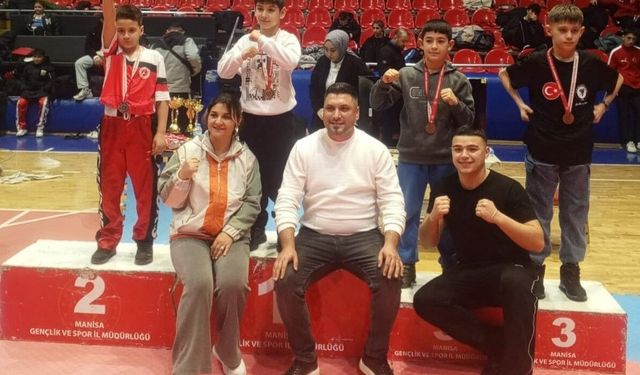 Salihlili kick boksçulardan Manisa’da madalya yağmuru