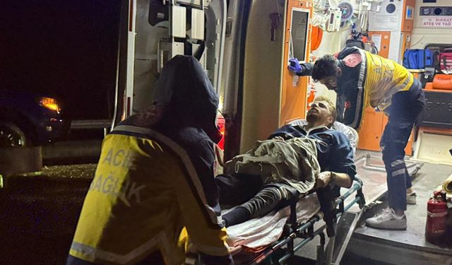 Önce refüje ardından bariyerlere çarptı: 2 yaralı