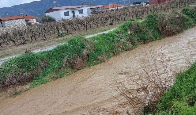 Sağanak yağış Sarıgöl’de kuruyan dereleri canlandırdı