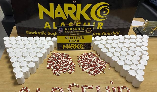 Alaşehir'de araçta binlerce sentetik ecza ele geçti: 2 tutuklama