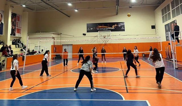 Selendi’de 8 Mart Dünya Kadınlar Günü’ne özel voleybol turnuvası